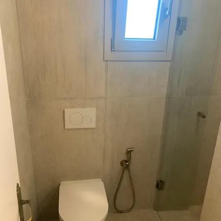 Polytimi דירה אגיה פאראסקבי